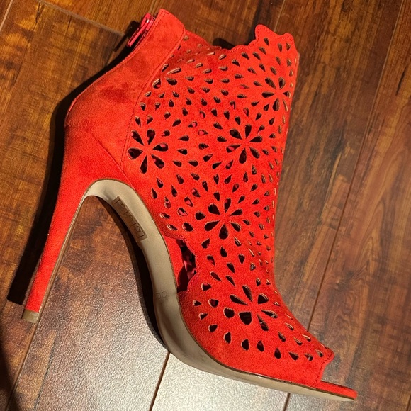 Aldo Cutout 4 inch Heels - Picture 4 of 8
